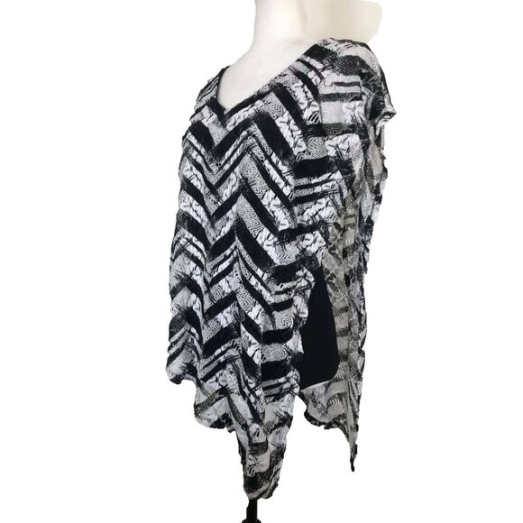 FRANK LYMAN Crochet Asymmetrical Overlay Tunic Top Size 6 White Black Tank - Picture 3 of 9